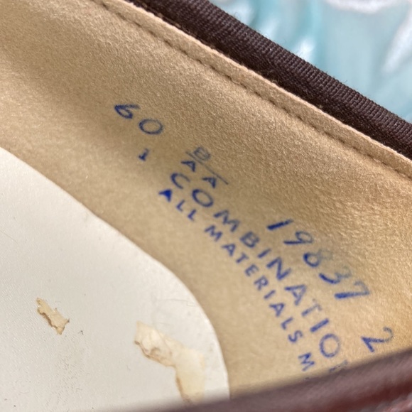 Vintage 70’s brown vinyl with cream and rust block heel pumps. 3. Size 6b - Picture 4 of 7